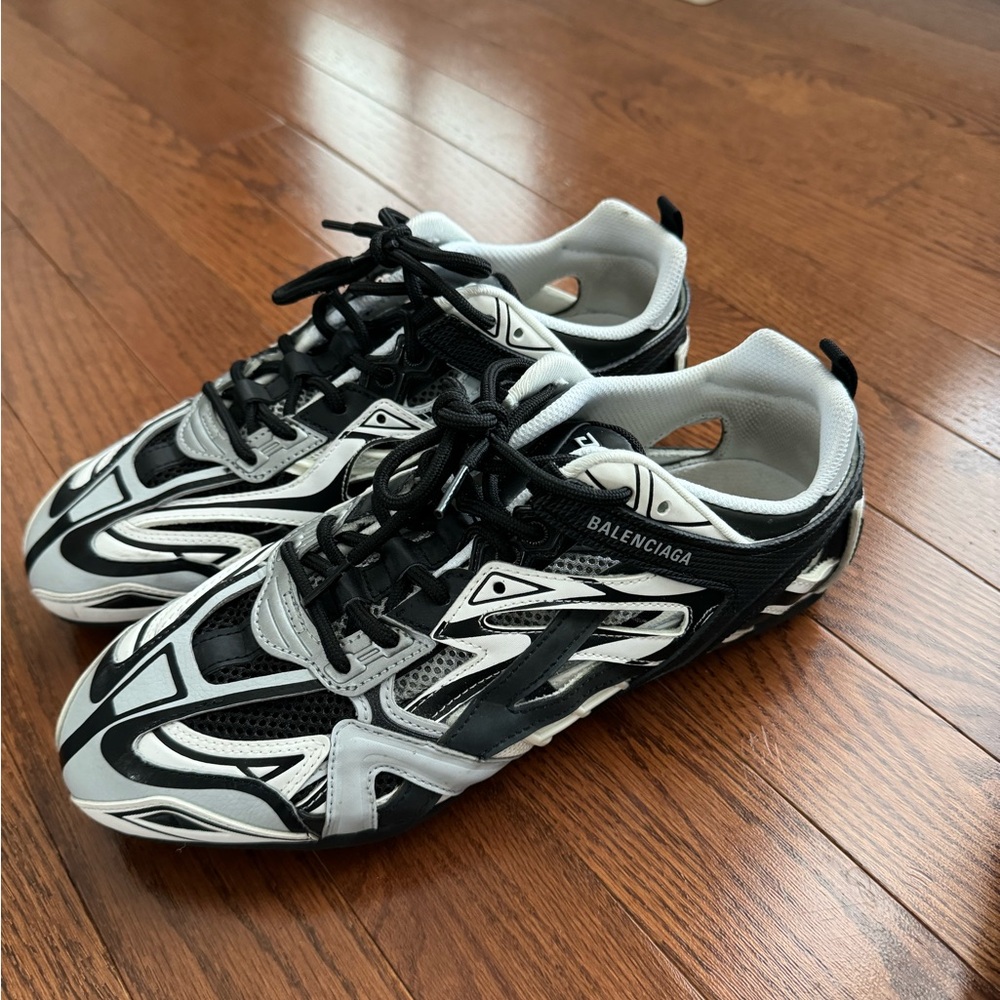 Balenciaga Drive Sneakers

+Lighly Worn 9/10
+Original Box